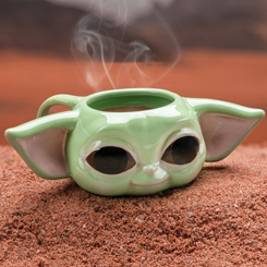 Disfruta tu bebida favorita con esta preciosa taza del épico The Child, basado en el personaje aparecido en la serie de The Mandalorian de Disney +.  Está espectacular taza está realizada en cerámica