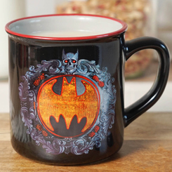 Espectacular Taza con el escudo de Batman basado en los comics de DC Comics. La taza está realizada en dolomita con una capacidad aproximada de 0,4 litros., incluye grabados en el exterior.