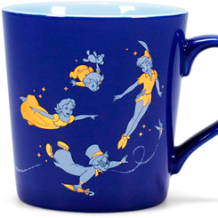 Taza oficial de Peter Pan con el motivo de Peter Pan y sus amigos volando, realizada en cerámica con una capacidad de 0,33 litros, incluye grabados en el exterior.