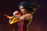 16-DC-Comics-Estatua-Premium-Format-Wonder-Woman-Saving-the-Day-50-cm.jpg
