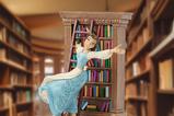 01-figura-bella-en-la-biblioteca.jpg