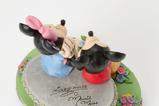 07-figura-mickey-y-minnie-en-el-banco.jpg
