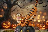 01-Figura-Tigger-on-Jack-o-Lantern.jpg