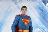02-Superman-2025-Figura-14-Superman-45-cm.jpg