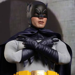 Entrañable figura de Batman interpretado por el actor Adam West en la serie de televisión de 1966 “Batman”, figura creada por la firma Hot Toys.