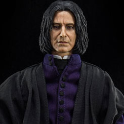 Mágica figura de Severus Snape basada en la saga de Harry Potter. La figura está realizada en PVC con distintos puntos de articulación para que puedas ponerla en la posición que más te guste.