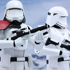 Pack de 2 Figuras Edición Limitada Movie Masterpiece First Order Snowtrooper  por la firma Hot Toys para Star Wars, las figuras con más de 30 puntos de articulación hacen casi posible cualquier posición.