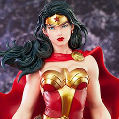 Detallada figura de Wonder Woman de la línea ARTFX realizada por la firma Kotobukiya. La figura está basada en el comic de Jim Lee. En esta ocasión el escultor ha sido Kouei Matsumoto.