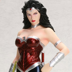 Figura de Wonder Woman de la serie ArtFX+, original de “DC Comics”, esta figura ha sido creada por Kotobukiya y realizada en vinilo con aproximadamente 19 cm.