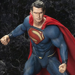 Deslumbrante figura del Hombre de Acero de la serie ArtFX creada por Kotobukiya. Esta excepcional figura de Superman está realizada en vinilo con aproximadamente 32 cm.