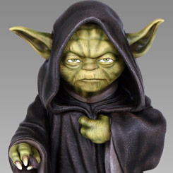 Detallada figura del maestro Yoda basada en la Serie de Animación Star Wars: Clone Wars. Esta perfecta pieza de coleccionista está inspirada en la obra de arte de Adam Hughes,