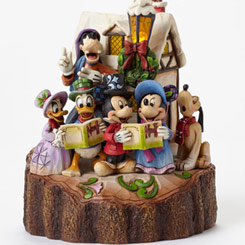 Preciosa figura de los personajes de Walt Disney cantando un villancico titulada Caroling Carved by Heart, el artista Jim Shore ha elaborado esta figura de Navidad con unos 18 cm., de altura