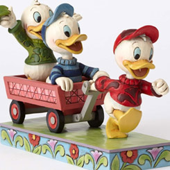 Figura de los sobrinos del Pato Donald de Walt Disney titulada "Here Comes Trouble", el artista Jim Shore ha elaborado esta figura con unos 13 cm., de altura