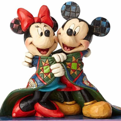 Preciosa figura de Mickey y Minnie con una mantita de Navidad, el artista Jim Shore ha elaborado esta figura de Navidad con unos 12,5 cm., de altura en donde se ha mezclado la magia de las figuras de Walt Disney 