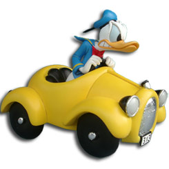 Figura de El Pato Donald en Coche. Realizada en resina  (Polyresin) y pintada a mano. Medidas 12.07 x 18.11 x 16.51  cm. Figura Oficial de Disney.