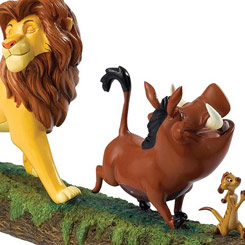 Carismática figura de Simba, Pumbaa y Timon "Hakuna Matata" de la línea Enchanting Disney Collection basada en el clásico El Rey León de (1994). 