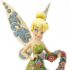 Preciosa figura de Campanilla con un precioso ramo de flores en forma de corazón con una altura aproximada de 19 cm., disfruta del hada más famosa de la factoría Disney.