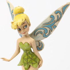 Detallada figura de Campanilla posando sobre una flores veraniegas, esta figura tiene una altura aproximada de 19 cm., disfruta del hada más famosa de la factoría Disney...