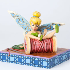 Divertida figura de Campanilla Tropezandose (Tinker Bell Tumbles) con una altura aproximada de 12 cm., y una anchura aproximada de 15,30 cm.,