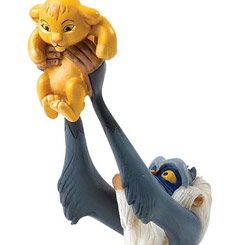 Emblemática figura de Rafiki & Simba "A King is Born" de la línea Enchanting Disney Collection basada en el clásico El Rey León de (1994). 