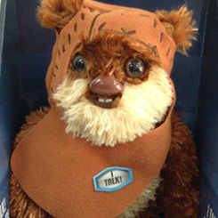 Peluche oficial de Wicket W. Warrick, uno de los Ewoks que aparecieron en El Retorno del Jedi de la saga de películas de George Lucas “Star Wars”.