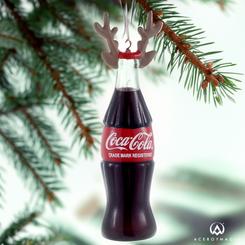Preciosa Botella de Coca-Cola Rudolph con astas y adorno de nariz roja imitando al famoso reno Rudolph. Incluso la clásica botella de Coca-Cola está entrando en el espíritu navideño. 