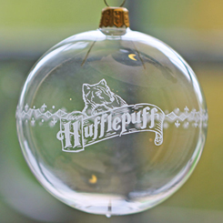 Adorno de Navidad Hufflepuff. Esta preciosa bola de Navidad está realizada en vidrio y tiene unas dimensiones aproximadas de 8 x 8 cm. Haz que brille un poco más este año con el adorno navideño 