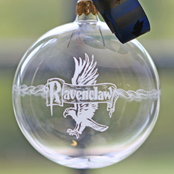 Adorno de Navidad Ravenclaw. Esta preciosa bola de Navidad está realizada en vidrio y tiene unas dimensiones aproximadas de 8 x 8 cm. Haz que brille un poco más este año con el adorno navideño 