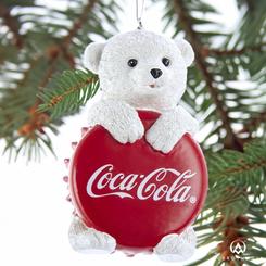 Precioso Osito de Coca-Cola para adornar tu árbol de Navidad. Este precioso adorno navideño está realizado en resina. ¡Y tú también puede agregar un osito de Coca-Cola a tu árbol!