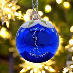 Embellece tu árbol de Navidad con la magia de Disney con la preciosa Bola de Navidad de vidrio inspirada en el ratón más emblemático de la factoría: Mickey Mouse. 