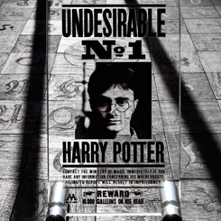 Réplica oficial del Cartel de búsqueda y captura Indeseable Nº1 Harry Potter basado en la Película Harry Potter y las Reliquias de la Muerte. El cartel tiene unas dimensiones aproximadas de 15 x 9 x 05 cm.,
