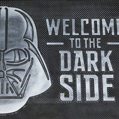 Precioso felpudo con el texto Welcome to the Dark Side inspirado en la mítica saga de “Star Wars” creada por George Lucas, ideal como felpudo de bienvenida. Medidas aproximadas de 40 cm. x 60 cm., 