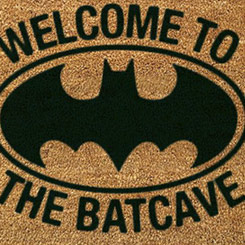 Original felpudo con el logo de Batcave, basada en la mítica saga de comics y películas de DC Comics, ahora puedes decorar la entrada de tu casa con el logo de la batcueva del hombre murciélago.