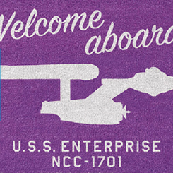 Divertido felpudo inspirado en el U.S.S. Enterprise NCC-1701 de la mítica saga de “Star Trek”, ideal como felpudo de bienvenida. Medidas aproximadas de 40 cm. x 60 cm., 