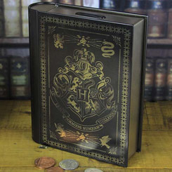 Hucha metálica en forma del libro con el escudo de Hogwarts basada en la saga de Harry Potter. Esta preciosa hucha de unos 19 cm., de altura está realizada en metal con la forma de un libro de hechizos con el escudo de Hogwarts.