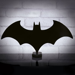 Decora tu rincón favorito con esta lámpara con la forma del logo de Batman basado en el popular personaje de DC Comics. Esta lámpara tiene unas dimensiones aproximadas de 32 x 17 cm. 