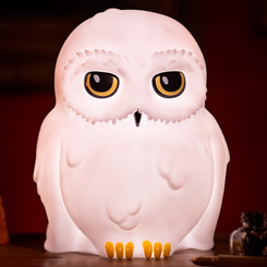 Preciosa lámpara LED de Hedwig basada en la saga de Harry Potter. Esta icónica lámpara tiene unas dimensiones aproximadas de 18 x 18,2 x 17,2 cm., y funciona con baterías 3 x AA (no incluidas).