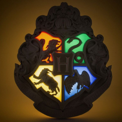 Ilumina tu dormitorio o tu hogar con esta lámpara con escudo de Hogwarts. La luz en forma del escudo de Hogwarts. Puedes encender y apagar la luz con el control remoto en forma de varita