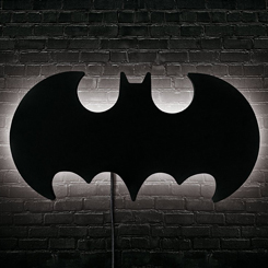 Réplica oficial de la lámpara con el logo clásico de Batman. Esta preciosa lámpara LED con la forma del logo de Batman viene con gancho y tornillos para que si lo deseas puedas colgarla en la pared