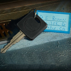Réplica del llave de DeLorean de la serie de películas "Regreso al futuro" a escala 1:1. Doc, ¿Como voy a viajar en el tiempo si no no puedo arrancar el maldito coche? 
