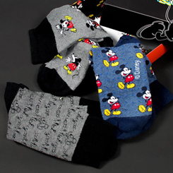 Pack compuesto por 3 pares de calcetines oficiales de Mickey Mouse basado en el popular ratón de la factoría Disney. 
