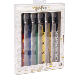 Pack compuesto por 6 bolígrafos oficiales de Harry Potter basado en la popular saga de J. K. Rowling. Pon un toque de magia con estos boligrafos de Harry Potter.