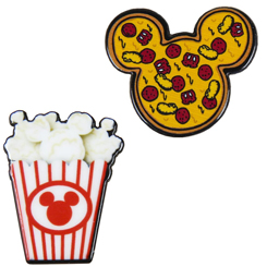 Pack de 2 Pins oficiales de unas palomitas y una pizza basadas en el ratón más famoso de la factoría Disney. Pon un toque de magia a tu día a día con estos preciosos pins de Mickey Mouse. 