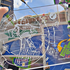 ¡Descubre la postal de Buzz Lightyear Lazer Blast, con la famosa atracción de Disneyland París! Esta pieza de coleccionista está realizada en vidrio con unas medidas aproximadas de 9 x 15 cm