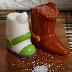 Sal y pimienta van de la mano como Woody & Buzz. Este divertido salero y pimentero será una gran adquisición para la cocina de cualquier fan de Pixar, con la forma de las icónicas botas de Woody y Buzz