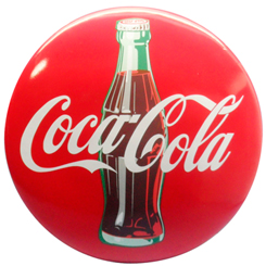 Agrega una tercera dimensión a tu pared con esta señal de botón retro exclusivo de Coca-Cola. Esta preciosa placa retro realizada en metal tiene un diámetro aproximado de 40 cm.