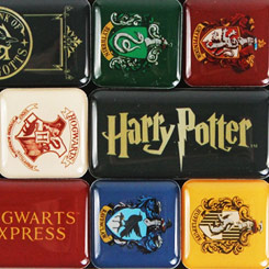 Set de 9 imanes compuesto por Hogwarts, Gryffindor, Slytherin, Ravenclaw, Hufflepuff, Hogwarts Express, Quidditch, Gringotts y logotipo de Harry Potter.