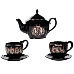 Set de Té de Dark Arts basado en la saga de Harry Potter. Disfruta de tu té preferido con este juego de té de Dark Arts realizado en gres, el juego está compuesto de una tetera de 600 ml y dos tazas de 230 ml. 