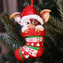Precioso Gizmo dentro de un calcetín para adornar tu árbol de Navidad. Este precioso adorno navideño está realizado en resina. ¡Y tú también puede agregar un Gizmo 