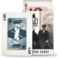 Baraja de naipes de póker compuesta por 55 cartas fabricadas con papel opaco profesional. Está decorada con diseños de los personajes en la parte frontal, un patrón 